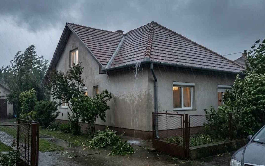 Miért ázik be a tető csak nagy esőben vagy szélben?
